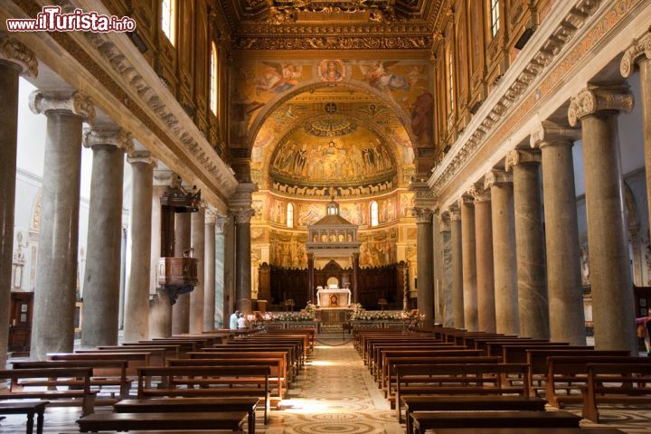 Immagine Interno Chiesa di Santa Maria in Trastevere Roma - © piotrwzk / Shutterstock.com