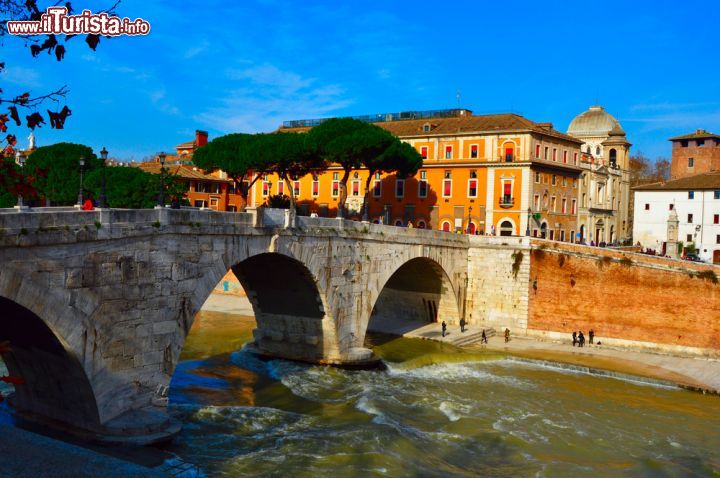 Immagine Isola tiberina fotografata da Trastevere - © orangecrush / Shutterstock.com