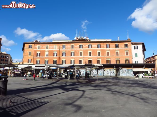 Immagine Il mercato in Piazza San Cosimato a Trastevere Roma- © marcovarro / Shutterstock.com