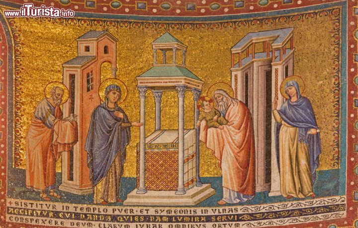 Immagine Uno dei mosaici all'interno di Santa Maria in Trastevere a Roma - © Renata Sedmakova / Shutterstock.com