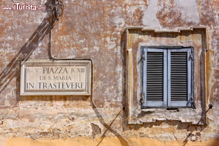 Immagine Nel cuore storico della Roma dei mercanti: la Piazza di S. Maria in Trastevere - © Valeria73 / Shutterstock.com