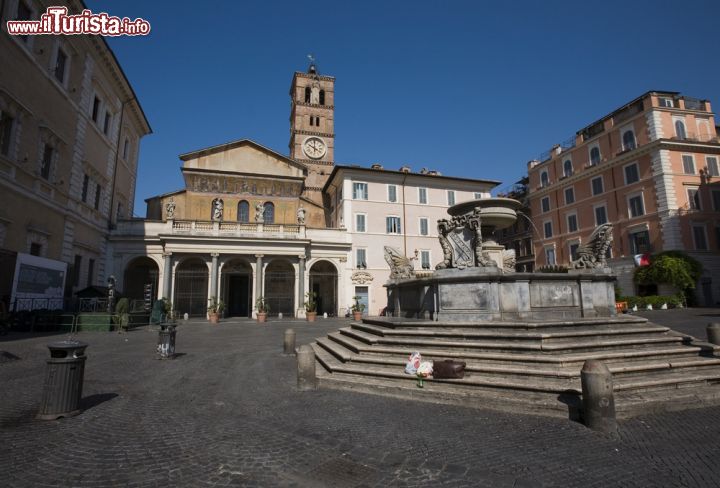 Immagine Uno degli scorci più belli di Roma: la Piazza Santa Maria in Trastevere a Roma - © Roberto Aquilano / Shutterstock.com