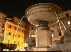 La fontana in piazza santa Maria a Trastevere Roma- © Ackab Photography / Shutterstock.com