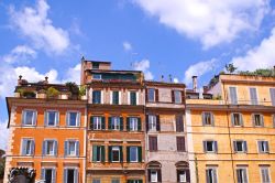 Palazzi colorati nel quartiere di Trastevere ...