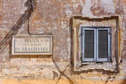 Nel cuore storico della Roma dei mercanti: la Piazza di S. Maria in Trastevere - © Valeria73 / Shutterstock.com