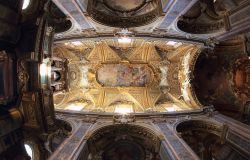 Il soffitto della chiesa di Santa Maria dell'Orto a Trastevere, il rione di Roma- © marcovarro / Shutterstock.com 