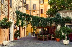 Mangiare a Roma: ci sono ottime scelte nei vicoli di Trastevere - © Catarina Belova / Shutterstock.com