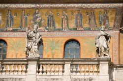 Statue all'esterno della chiesa di Santa Maria in Trastevere a Roma - © byggarn.se / Shutterstock.com