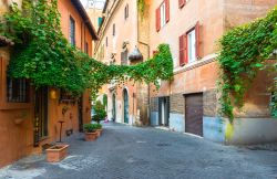 Uno dei vicoli caratteristici di Trastevere a ...
