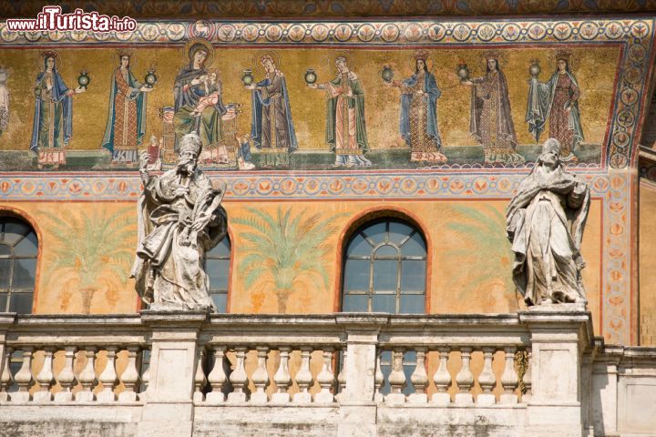 Immagine Statue all'esterno della chiesa di Santa Maria in Trastevere a Roma - © byggarn.se / Shutterstock.com