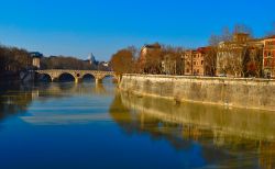 Fiume Tevere e rione Trastevere a Roma - © orangecrush / Shutterstock.com
