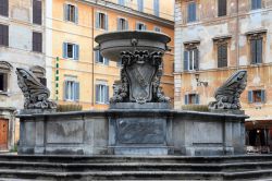Fontana davanti a Santa Maria in Trastevere Roma - © marcovarro / Shutterstock.com