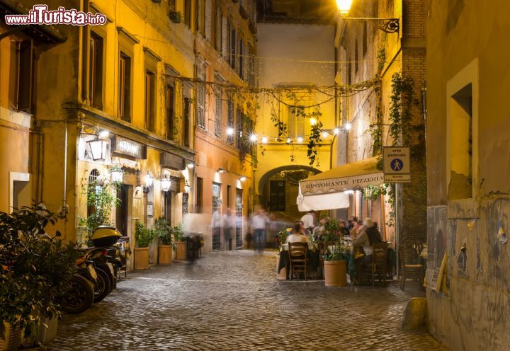 Immagine Strada rione trastevere e ristoranti Roma- © Catarina Belova / Shutterstock.com