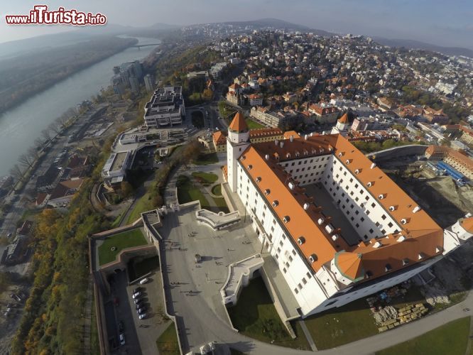 Immagine Veduta aerea di Bratislava, capitale della Slovacchia, e del suo castello. La città è il principale centro economico, politico e culturale del paese - foto © AAR Studio / Shutterstock.com