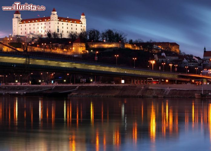 Immagine L'illuminazione notturna del castello di Bratislava rende questo luogo ancora più suggestivo. Il colore bianco dell'esterno è frutto di una recente opera di restauro - foto © TTstudio / Shutterstock.com