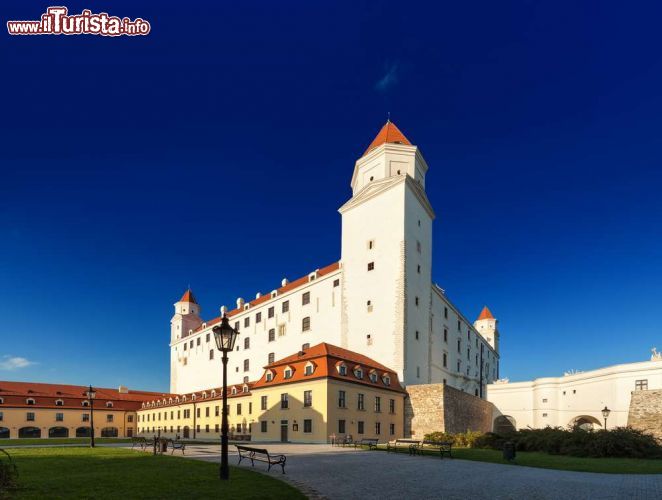 Immagine L'esterno del castello di Bratislava. Oltre al Parlamento nazionale (in un edificio a parte), il complesso del castello ospita anche il Museo Nazionale Slovacco - foto © Bildagentur Zoonar GmbH / Shutterstock.com