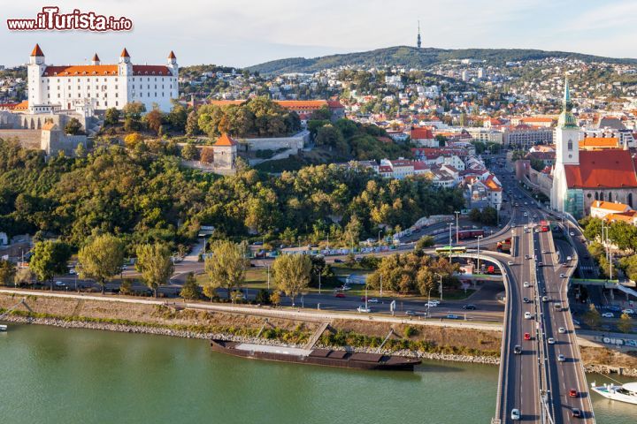 Immagine Uno scorcio di Bratislava dove si possono distinguere chiaramente il fiume Danubio e l'inconfondibile sagoma del castello (Bratislavský hrad) - foto © vvoe / Shutterstock.com