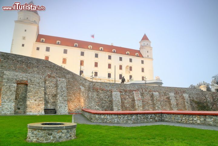 Immagine Un'immagine della fortificazione del castello di Bratislava. L'edificio fu costruito a più riprese nel corso di nove secoli, per poi essere fortemente ristrutturato nel XX secolo - foto © Inu / Shutterstock.com