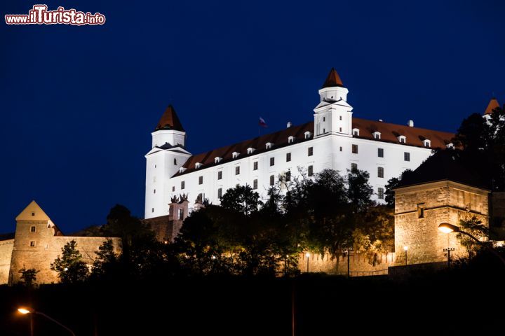Immagine Il castello di Bratislava di notte, sapietemente illuminato per esaltarne le forme e accrescerne il valore simbolico di cuore della città slovacca - foto © vvoe / Shutterstock.com