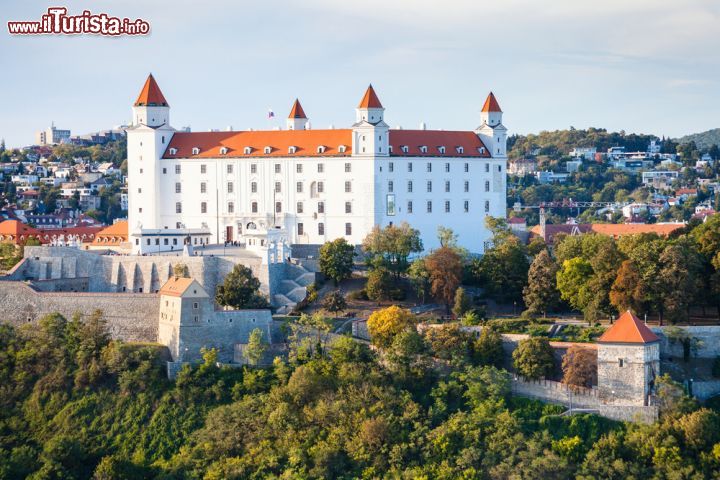 Immagine Il castello di Bratislava è il simbolo della città slovacca. Proprio grazie alla sua posizione su una collina, è stato per secoli il punto di riferimento principale della città - foto © vvoe / Shutterstock.com