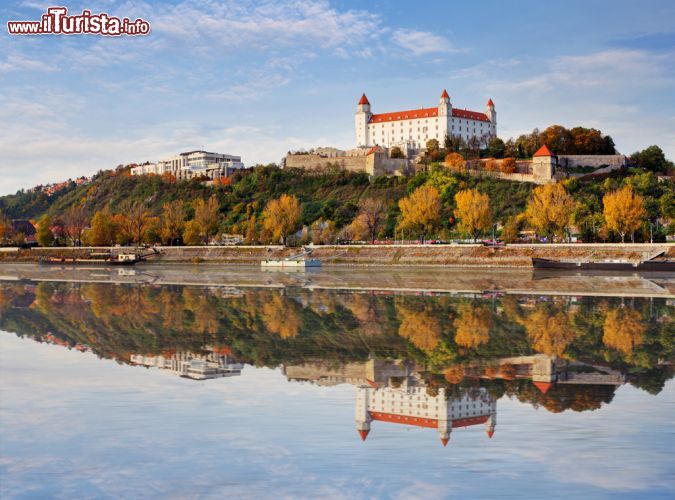 Immagine Il castello di Bratislava (Bratislavský hrad) circondato dal foliage autunnale degli alberi disposti lungo il corso del Danubio - foto © TTstudio / Shutterstock.com