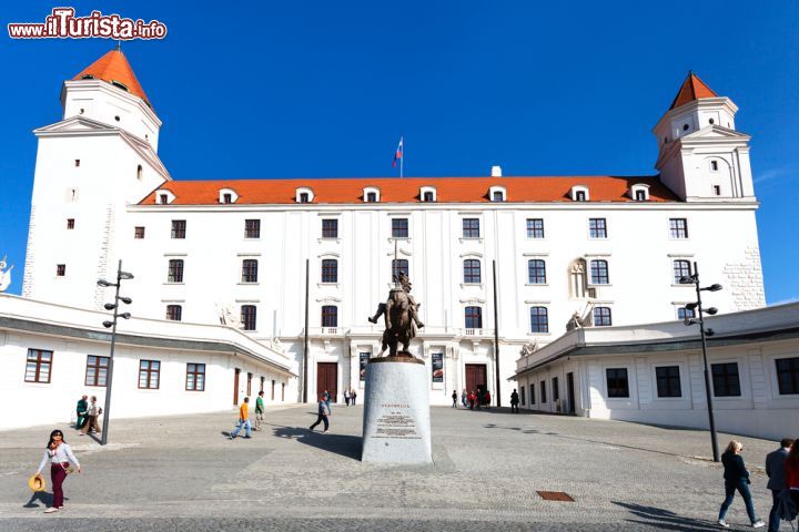 Immagine L'ingresso principale al castello di Bratislava. Esistono quattro porte di accesso all'edificio, denominate rispettivamente "Porta di Sigismondo,", "Porta di Leopoldo", "Porta di Vienna" e "Porta di Nicola" - foto © vvoe / Shutterstock.com
