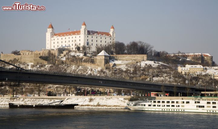 Immagine Il castello di Bratislava domina la città dall'alto della collina posta a fianco del corso del Danubio, uno dei fiumi più importanti d'Europa - foto © Renata Sedmakova / Shutterstock.com