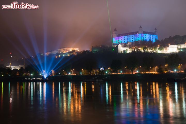 Immagine Le luci inondano la città di Bratislava e le acque del Danubio durante la "notte bianca" della capitale della Slovacchia - foto © Ventura / Shutterstock.com