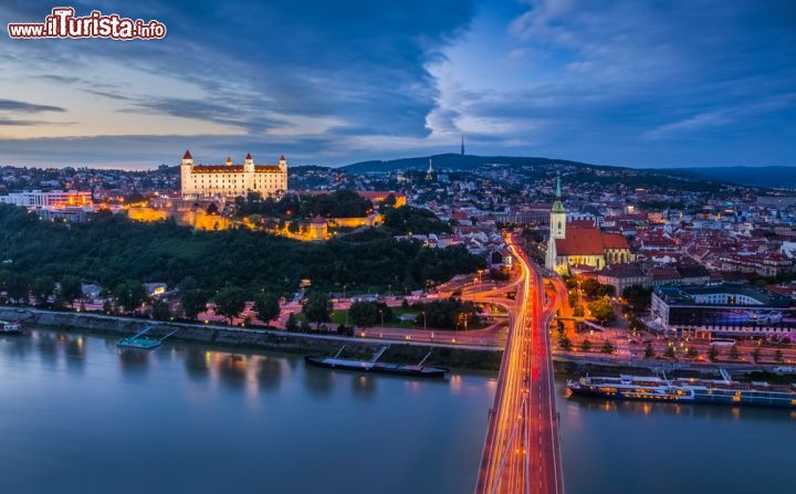 Immagine La notte scende su Bratislava, capitale della Slovacchia, e sul suo castello all'interno del quale è ospitato il Parlamento nazionale - foto © Kayo / Shutterstock.com