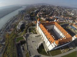 Veduta aerea di Bratislava, capitale della Slovacchia, e del suo castello. La città è il principale centro economico, politico e culturale del paese - foto © AAR Studio / ...