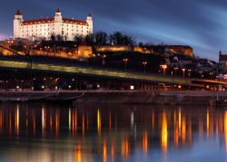 L'illuminazione notturna del castello di Bratislava rende questo luogo ancora più suggestivo. Il colore bianco dell'esterno è frutto di una recente opera di restauro - © ...