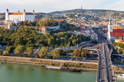 Uno scorcio di Bratislava dove si possono distinguere chiaramente il fiume Danubio e l'inconfondibile sagoma del castello (Bratislavský hrad) - foto © vvoe / Shutterstock.com ...