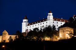 Il castello di Bratislava di notte, sapietemente illuminato per esaltarne le forme e accrescerne il valore simbolico di cuore della città slovacca - foto © vvoe / Shutterstock.com ...