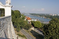 Una vista sulla capitale slovacca, attraversata dal Danubio, dalle fortificazioni del castello sede del Parlamento nazionale - foto © Igor Matic / Shutterstock.com