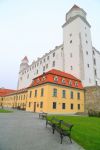 L'imponente castello di Bratislava dopo la ristrutturazione intrapresa nel 2008, che ha prodotto quest'insolita verniciatura bianca - foto © Inu / Shutterstock.com
