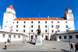 L'ingresso principale al castello di Bratislava. Esistono quattro porte di accesso all'edificio, denominate rispettivamente "Porta di Sigismondo,", "Porta di Leopoldo", ...