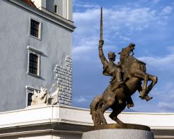 La statua equestre del Re Svatopluk che regnò nel IX secolo, è situata proprio di fronte all'ingresso principale del castello di Bratislava - foto © Mino Surkala / ...