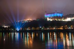 Le luci inondano la città di Bratislava e le acque del Danubio durante la "notte bianca" della capitale della Slovacchia - foto © Ventura / Shutterstock.com