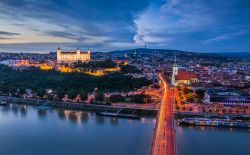 La notte scende su Bratislava, capitale della Slovacchia, e sul suo castello all'interno del quale è ospitato il Parlamento nazionale - foto © Kayo / Shutterstock.com