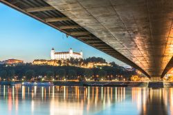 Il castello di Bratislava visto da sotto il ponte che attraversa il Danubio, conosciuto con il nome di Nový Most - foto © Nitin Maheshwari / Shutterstock.com