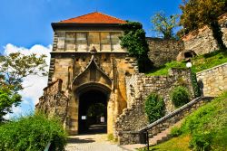 Una delle porte d'accesso al castello di Bratislava. La costruzione del castello è iniziata nel IX secolo, proseguendo fino al XVIII secolo - foto © Bojan i Jelena / Shutterstock.com ...