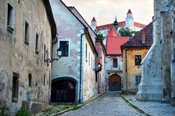 Le strade della città vecchia di Bratislava, capitale della Slovacchia, con l'inconfondibile sagoma del castello sullo sfondo - foto © joyfull / Shutterstock.com