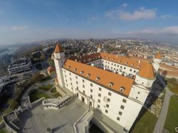 Una vista aerea del castello di Bratislava. Durante le belle giornate, dal castello è possibile scorgere in lontananza l'Austria e parte dell'Ungheria - foto © AAR Studio / ...