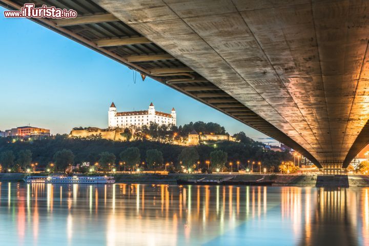 Immagine Il castello di Bratislava visto da sotto il ponte che attraversa il Danubio, conosciuto con il nome di Nový Most - foto © Nitin Maheshwari / Shutterstock.com