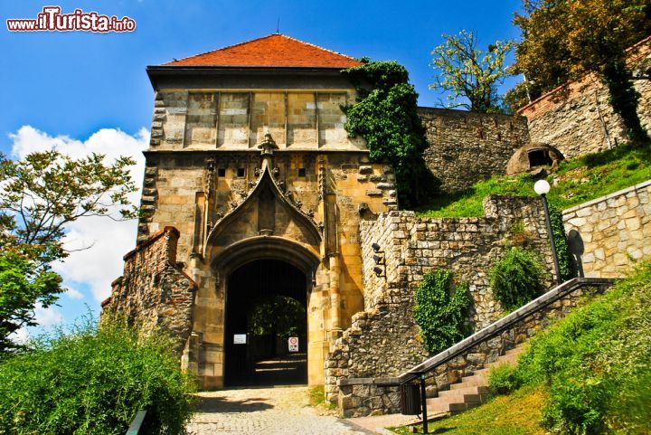 Immagine Una delle porte d'accesso al castello di Bratislava. La costruzione del castello è iniziata nel IX secolo, proseguendo fino al XVIII secolo - foto © Bojan i Jelena / Shutterstock.com