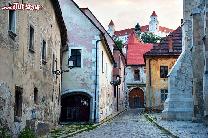 Immagine Le strade della città vecchia di Bratislava, capitale della Slovacchia, con l'inconfondibile sagoma del castello sullo sfondo - foto © joyfull / Shutterstock.com