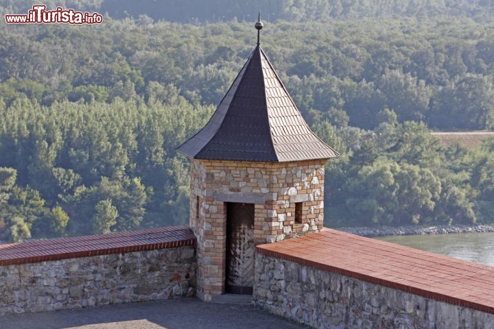 Immagine Uno dei torrioni situati lungo il perimetro del complesso del castello di Bratislava, capitale della Slovacchia - foto © Igor Matic / Shutterstock.com