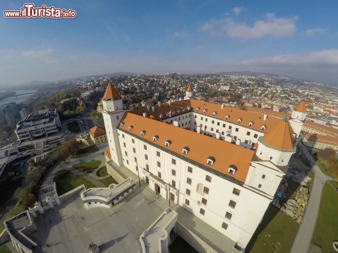 Immagine Una vista aerea del castello di Bratislava. Durante le belle giornate, dal castello è possibile scorgere in lontananza l'Austria e parte dell'Ungheria - foto © AAR Studio / Shutterstock.com