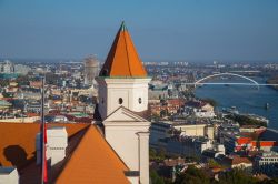 Una delle torri del castello di Bratislava. L'edificio è talmente amato dai cittadini e così importante da essere raffigurato su diverse monete di Euro slovacchi - foto © David ...