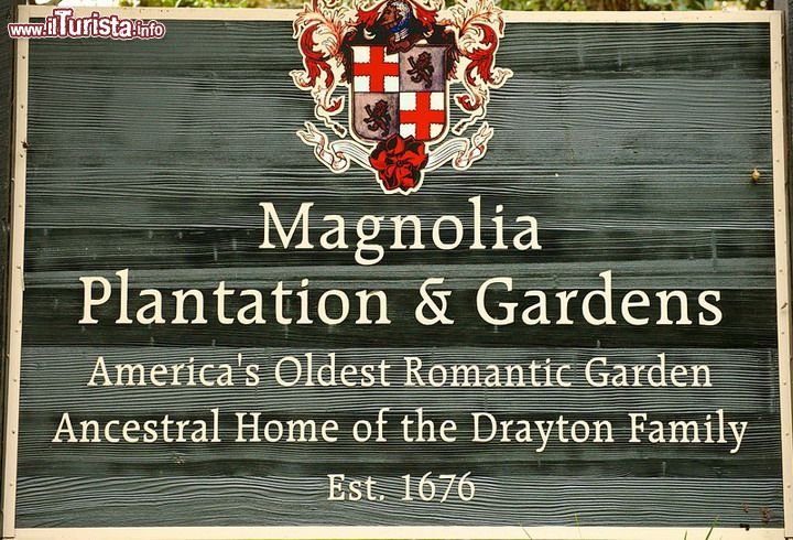 Immagine L'insegna in legno della Magnolia Plantation and Gardens di Charleston, South Carolina. Come ricorda il cartello, si tratta del giardino pubblico più antico degli Stati Uniti.